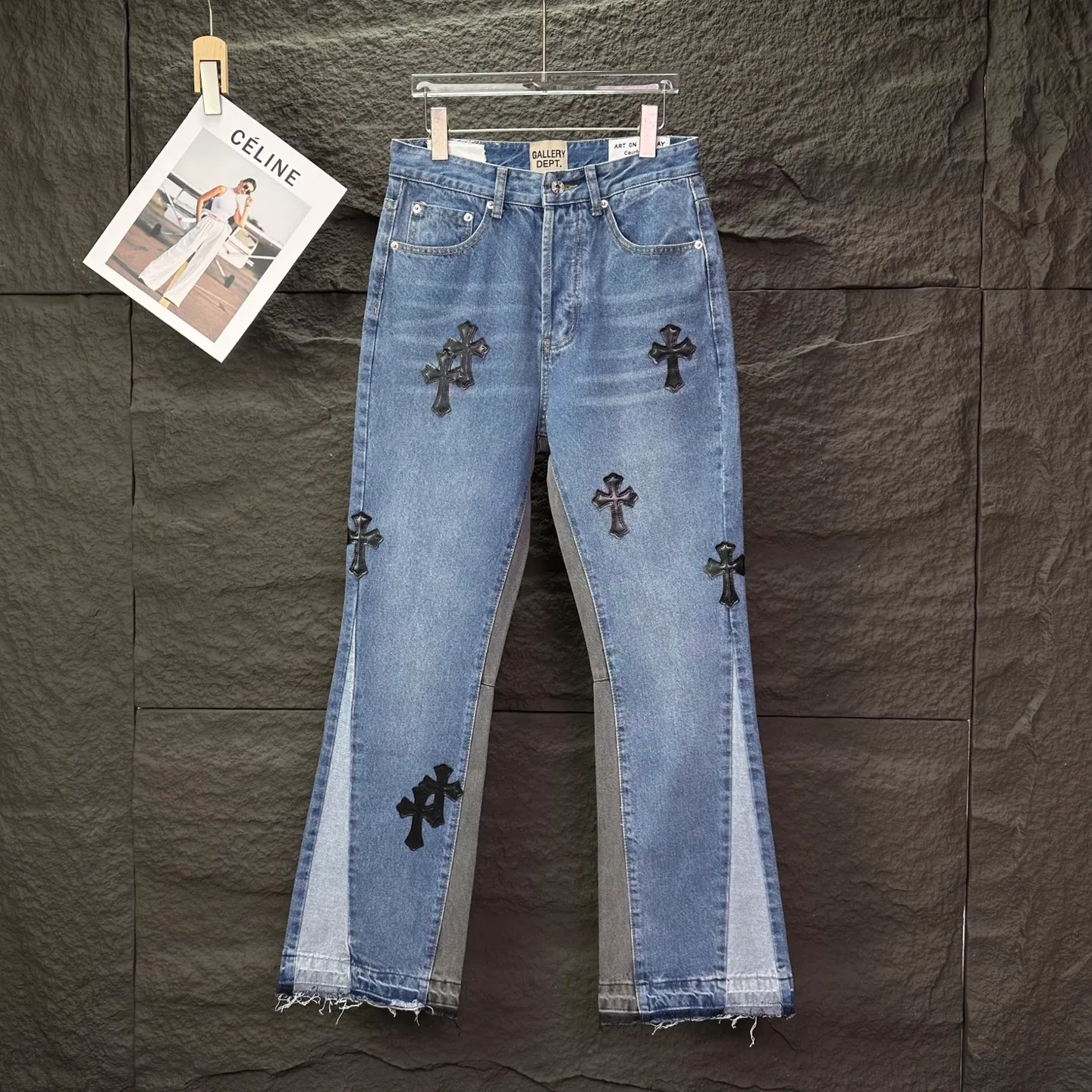 P270 GALLERY DEPT. Co-branded 2025 new black cross-leather stitching couple's style loose washed flared jeans 🔥High version🔥High version🔥 Top ceiling quality Styles with different washed textures are very friendly to people with thin legs and thick legs. The slightly flared version is very flattering to the leg shape. Moderate length that never goes out of style, easy and casual to match, basic styling for various styles, a must-have in the wardrobe! The fabric is stiff but also makes the upper body soft without losing texture. The washing process is even more perfect. It is a must-have item for everyone! ! ! Washed wheat, tag, pants label, three complete labels Color: washed black, washed blue Size: 28, 30, 32, 34 (four sizes)